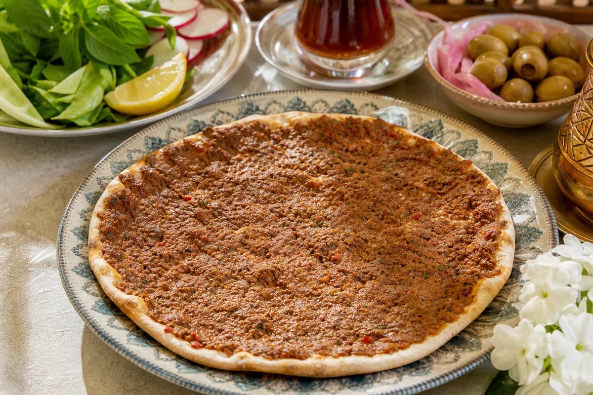 لحم بعجين شامي